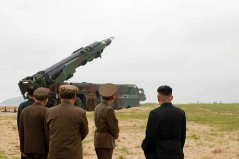 Nhà lãnh đạo Triều Tiên Kim Jong-un (phải) quan sát vụ thử tên lửa đạn đạo chiến lược đất đối đất tầm trung Hwasong-10. (Ảnh: Yonhap/TTXVN