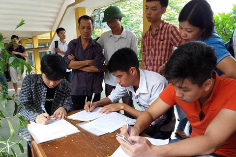 Thí sinh làm hồ sơ xét tuyển vào Đại học Bách khoa Hà Nội (Ảnh: Phạm Mai/Vietnam+)
