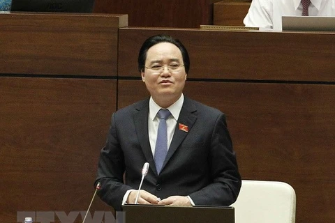 Bộ trưởng Bộ Giáo dục và Đào tạo Phùng Xuân Nhạ trả lời chất vấn Quốc hội. (Ảnh: TTXVN) 