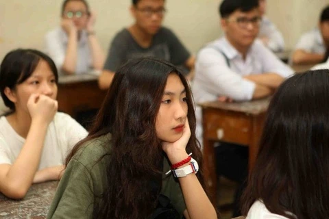 hí sinh nghe cán bộ coi thi phổ biến quy chế kỳ thi tại điểm thi Trường THPT Trần Phú. (Ảnh: Thanh Tùng/TTXVN)