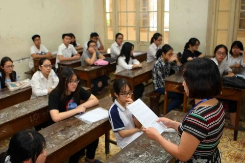 Thí sinh làm thủ tục dự thi vào lớp 10 tại Hà Nội ngày. (Ảnh: Thanh Tùng/TTXVN)