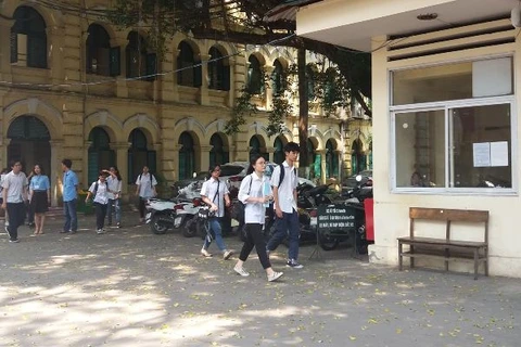 Những thí sinh đầu tiên ra khỏi điểm thi trường Trung học phổ thông Việt Đức. (Ảnh: Phạm Mai/Vietnam+)