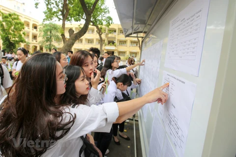 Thí sinh xem số báo danh trước khi vào phòng thi trung học phổ thông quốc gia năm 2018 tại trường Trung học phổ thông Việt Đức, Hà Nội. (Ảnh: Minh Sơn/Vietnam+)