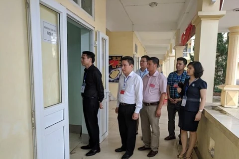 Thứ trưởng Bộ Giáo dục và Đào tạo Phạm Mạnh Hùng (ngoài cùng, bên trái) kiểm tra công tác thi tại Hà Giang. (Ảnh: CTV/Vietnam+) 