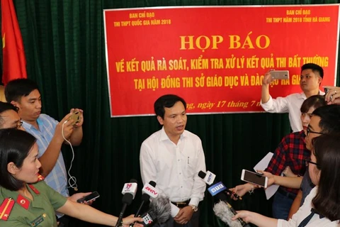 Ông Mai Văn Trinh trả lời báo chí tại buổi họp báo. (Ảnh: Minh Tâm/TTXVN)