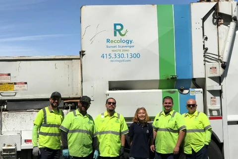 Mai Anh cùng các công nhân trong một khu xử lý rác thải của công ty Recology (Ảnh: CTV)