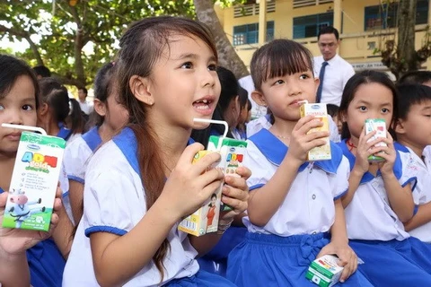 Học sinh uống sữa trong chương trình Sữa học đường. (Ảnh: TTXVN)