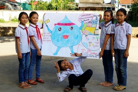 Học sinh trường xây dựng poster truyền thông về chủ đề tiết kiệm nước và bảo vệ môi trường (PV/Vietnam+)