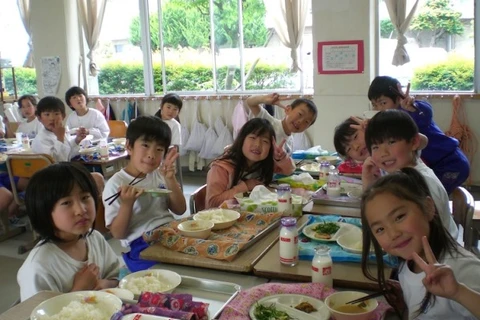 Bữa ăn học đường của học sinh Nhật Bản luôn kèm sữa. 