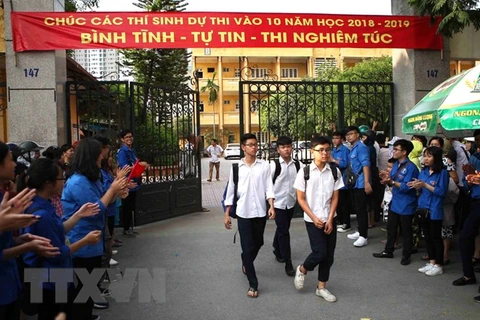 Thí sinh Hà Nội hoàn thành môn thi Toán vào lớp 10 năm 2018 tại điểm thi Trường trung học cơ sở Tân Mai. (Ảnh: Thanh Tùng/TTXVN)