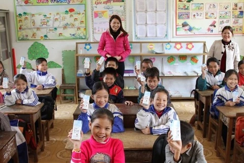 Giờ uống sữa học đường tại bản điểm trường Thung Khạng (xã Châu Bình, Quỳ Châu, Nghệ An).