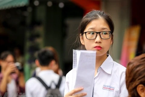PNét mặt căng thẳng của thí sinh sau giờ thi khi đề thi Trung học phổ thông quốc gia được đánh giá là khó. (Ảnh: PV/Vietnam+)