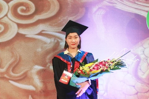 Em Trần Thị Minh Hoa trong Lễ tuyên dương Thủ khoa xuất sắc các trường đại học trên địa bàn Thủ đô. (Ảnh: NVCC)