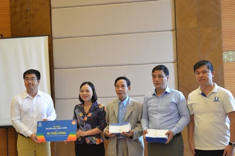 Đại diện thị xã Cửa Lò, Nghệ An, nhận học bổng. (Ảnh: CTV/Vietnam+)