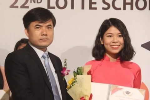 Ông Bùi Văn Linh, Phó Vụ trưởng Vụ Giáo dục Chính trị và Công tác học sinh, sinh viên (Bộ Giáo dục và Đào tạo) trao học bổng cho sinh viên. (Ảnh: CTV/Vietnam+)