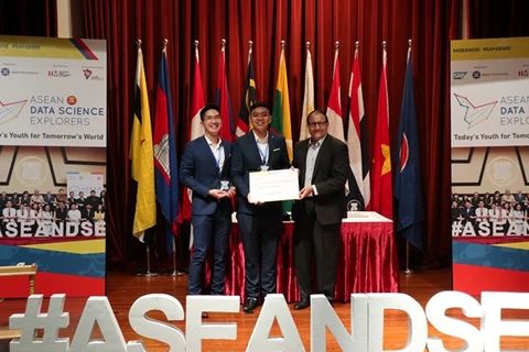 Ông S. Iswaran, Bộ trưởng Bộ thông tin và truyền thông Singapore trao giải 3 cho hai sinh viên Mai Thanh Tùng và Nguyễn Văn Thuận. (Ảnh: Đại học RMIT)