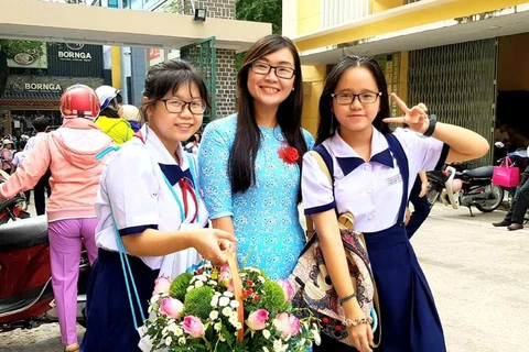 Học sinh tặng hoa cô Nguyễn Thị Huyền Thảo nhân ngày 20/11. (Ảnh: NVCC)