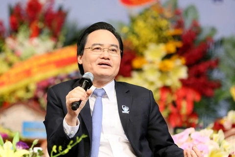 Bộ trưởng Phùng Xuân Nhạ trả lời câu hỏi của sinh viên. (Ảnh: PV)