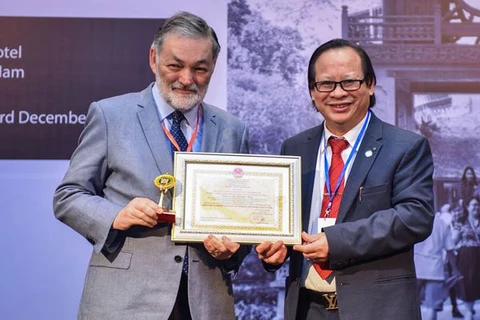 Phó giáo sư Nguyễn Viết Nhung, Giám đốc Bệnh Việt Phổi Trung Ương, nhận danh hiệu Phó Giáo sư Danh dự của Trường Đại học Sydney. (Ảnh: PV)