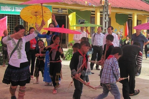 Trường Tiểu học Tả Phìn, huyện Sa Pa, tỉnh Lào Cai, phát triển mô hình trường học du lịch. Giờ ra chơi, học sinh và du khách cùng nhún nhảy theo điệu múa khèn, múa ô. (Ảnh: PM/Vietnam+)