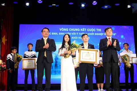 Bùi Hương Ly đại diện cho nhóm nhận giải nhất từ ban tổ chức cuộc thi “Học sinh, sinh viên với ý tưởng khởi nghiệp” 2018. (Ảnh: Thanh Tùng/TTXVN)