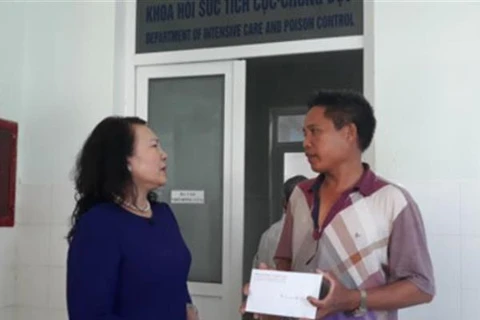 Thứ trưởng Nguyễn Thị Nghĩa thăm hỏi gia đình em Ngọc Anh. (Ảnh: PV)