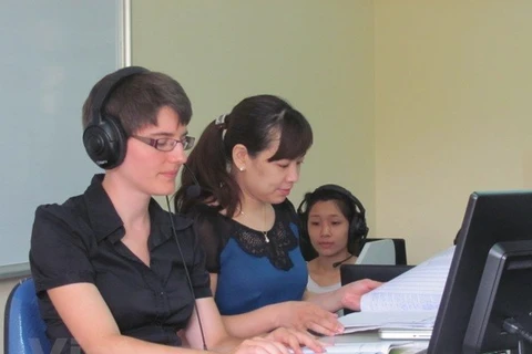 Giảng viên nước ngoài dạy ngoại ngữ cho sinh viên Đại học Hà Nội. (Ảnh: Phạm Mai/Vietnam+)
