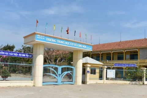 Trường Trung học cơ sở Long Hòa, nơi xảy ra vụ việc. (Ảnh: Báo Tuổi trẻ)