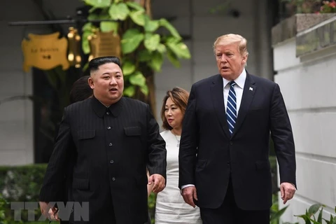 Tổng thống Mỹ Donald Trump (phải) và Chủ tịch Triều Tiên Kim Jong-un tới phòng họp để bắt đầu cuộc gặp mở rộng với quan chức hai nước tại Hà Nội ngày 28/2/2019. (Ảnh: AFP/TTXVN)