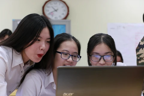 Học sinh hào hứng trong giờ học văn theo dự án "Vùng tối của định kiến". (Ảnh: Nguyễn Hương/Vietnam+)