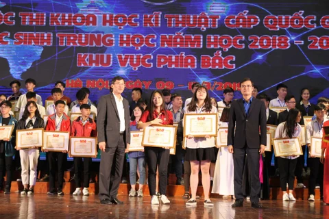 Ban tổ chức cuộc thi trao giải cho các học sinh. (Ảnh: PV/Vietnam+)