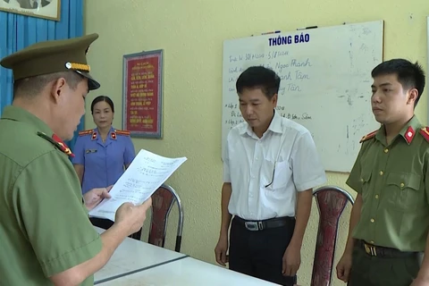 Cơ quan công an đọc quyết định khởi tố với ông Trần Xuân Yến, Phó Giám đốc Sở Giáo dục và Đào tạo Sơn La, Tổ trưởng Tổ chấm thi trắc nghiệm. (Ảnh: TTXVN)
