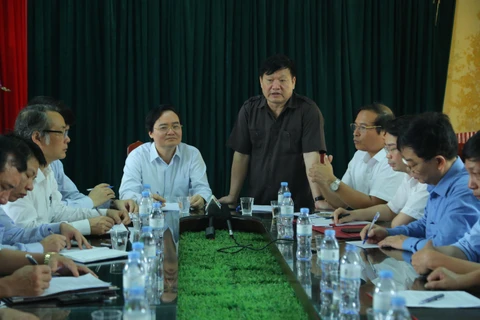 Bộ trưởng Bộ Giáo dục và Đào tạo Phùng Xuân Nhạ làm việc với lãnh đạo tỉnh Hưng Yên. (Ảnh: Minh Thu/ Vietnam+)
