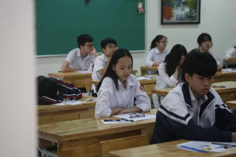 Thí sinh dự thi môn Ngữ văn, Kỳ thi Tuyển sinh vào lớp 10 năm học 2019-2020, tại điểm thi Trường Trung hoc cơ sở Phan Chu Trinh. (Ảnh: Đình Tùng/Vietnam+)