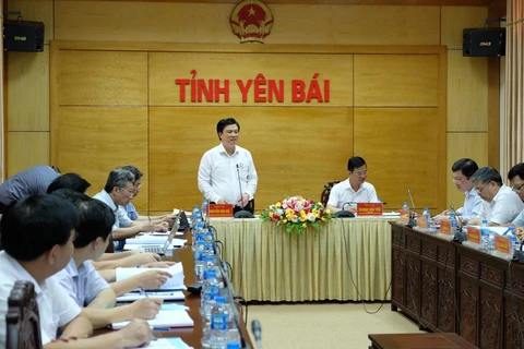 Thứ trưởng Bộ Giáo dục và Đào tạo Nguyễn Hữu Độ làm việc với Ban chỉ đạo thi tỉnh Yên Bái. (Ảnh: PV/Vietnam+)