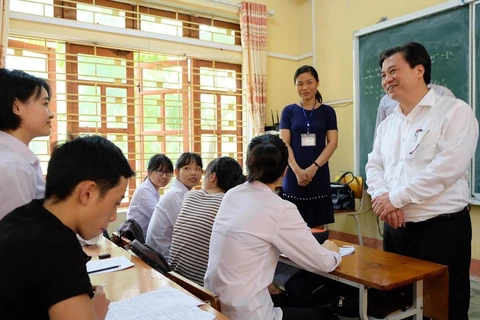 Thứ trưởng Nguyễn Hữu Độ động viên học sinh trước kỳ thi. (Ảnh: PV/Vietnam+)