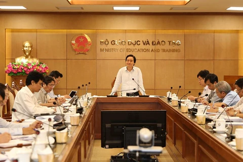 Bộ trưởng Phùng Xuân Nhạ chủ trì buổi làm việc về thẩm định sách giáo khoa. (Ảnh: PV/Vietnam+)