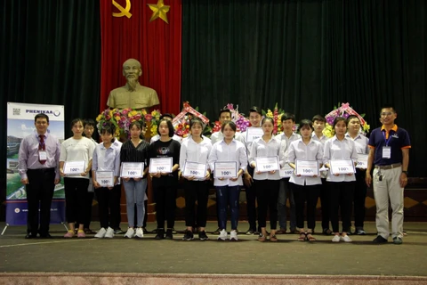 Sinh viên Đại học Phenikaa nhận học bổng. (Ảnh: PV/Vietnam+)