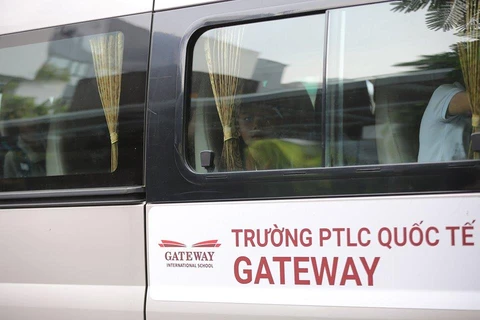 Xe đưa đón học sinh của Trường Phổ thông liên cấp Gateway. (Ảnh: Minh Sơn/Vietnam+)