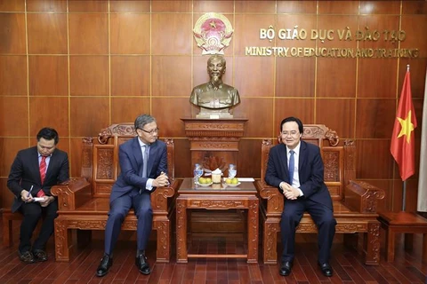 Bộ trưởng Phùng Xuân Nhạ tiếp xã giao ngài Thongsavanh Phomvihane - Đại sứ nước CHDCND Lào tại Việt Nam. (Ảnh: Bộ Giáo dục và Đào tạo)