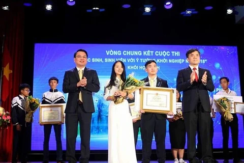 Các học sinh Trường Trung học phổ thông Phan Đình Phùng nhận giải nhất ở khối trung học phổ thông trong cuộc thi Học sinh, sinh viên với ý tưởng khởi nghiệp năm 2018. (Ảnh: Thanh Tùng/Vietnam+)