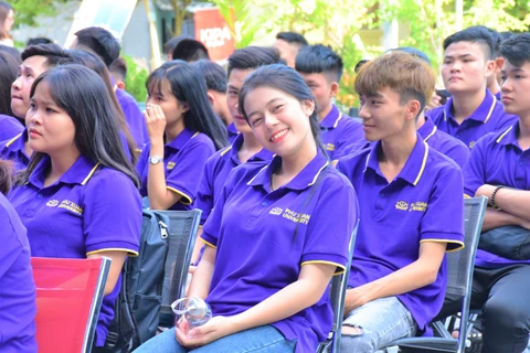 Sinh viên Đại học Phú Xuân với niềm vui được giảm học phí trong ngày khai trường. (Ảnh: PV/Vietnam+)