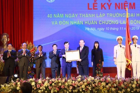 Đại học Luật Hà Nội đón nhận Huân chương Lao động hạng nhất lần thứ hai. (Ảnh: Đại học Luật Hà Nội)