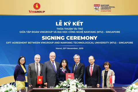Đại diện Vingroup và Đại học Đại học Công nghệ Nanyang trao thỏa thuận tài trợ cấp học bổng cho thạc sỹ, tiến sỹ người Việt. (Ảnh: PV/Vietnam+)