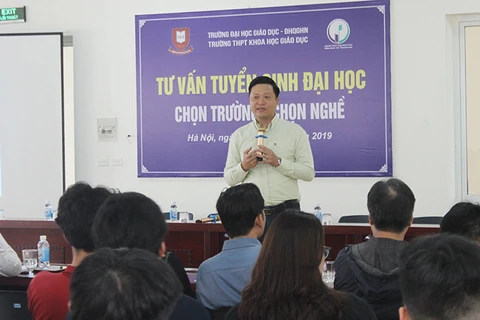 Phó giáo sư Phạm Mạnh Hà tư vấn hướng nghiệp cho các em học sinh. (Ảnh: Đại học Giáo dục)