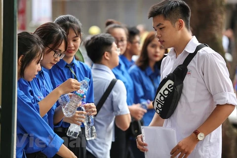 Sinh viên tình nguyện hỗ trợ thí sinh trong kỳ thi Trung học phổ thông quốc gia. (Ảnh: PV/Vietnam+)