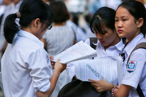 Học sinh Hà Nội ôn bài ngay trước giờ thi vào lớp 10. (Ảnh: PV/Vietnam+)