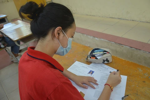 Thí sinh làm thủ tục dự thi tại điểm thi THPT Việt Đức. (Ảnh: PM/Vietnam+)