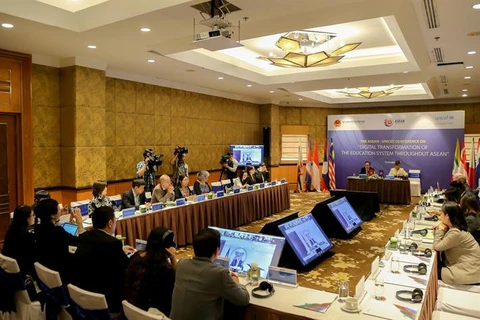 Các đại biểu tham gia hội nghị trực tiếp tại Việt Nam. (Ảnh: Bộ Giáo dục và Đào tạo)