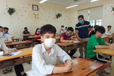 Học sinh đeo khẩu trang dự thi tốt nghiệp trung học phổ thông 2020. (Ảnh: Phạm Mai/Vietnam+)